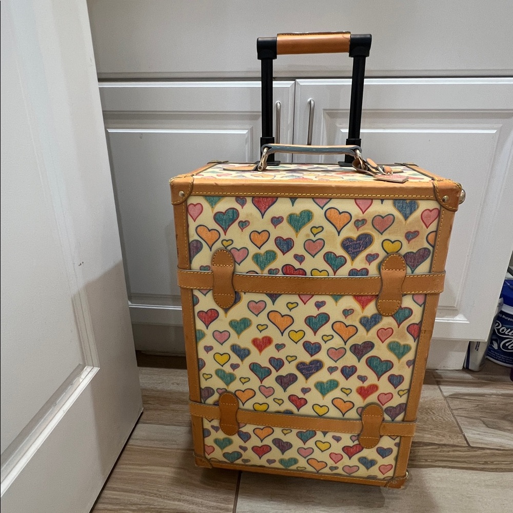 Beautifu  vintage Dooney & Bourke Multicolor Heart Print luggage.😍